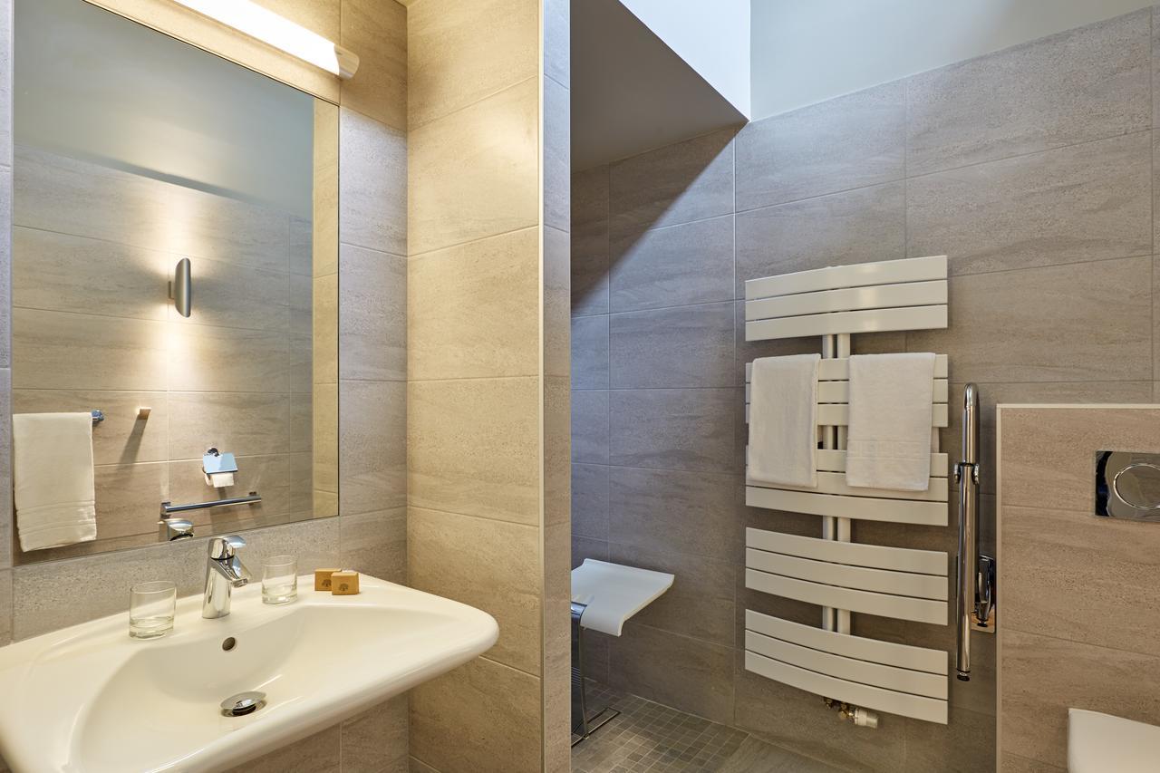 Hotel Centre Port-Royal Saint-Lambert  Екстериор снимка